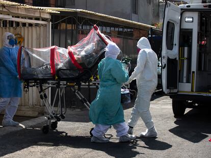 Paramédicos trasladan a un paciente de covid-19 en Iztapalapa, Ciudad de México, el 2 de febrero.
