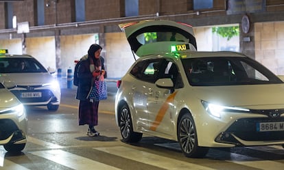 Una pasajera accede a un taxi en el aeropuerto de Sevilla, hace dos semanas.