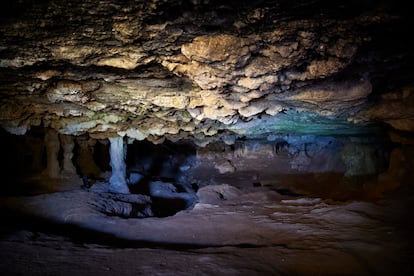 A general view of the first room in the Malalmuerzo cave.