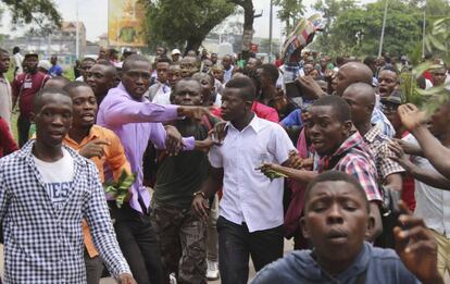 Seguidores en el Congo del líder opositor Etienne Tshikedi, fallecido el miércoles en Bruselas a los 84 años