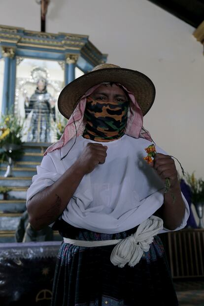 Un habitante de Zitlala, enfundado en un traje típico de mujer nahua, acude a la iglesia del pueblo a rezar antes de la pelea de los xochimilcas. 