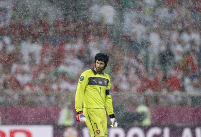 El portero checo Petr Cech mira a sus compañeros bajo la lluvia que ha caído en el Estadio Municipal de Breslavia