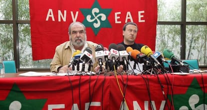 Kepa Bereziartua , presidente de ANV (a la izquierda) y Antxon Gómez, su secretario general, en una rueda de prensa celebrada en Barakaldo en 2007.