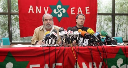 Kepa Bereziartua , presidente de ANV (a la izquierda) y Antxon G&oacute;mez, su secretario general, en una rueda de prensa celebrada en Barakaldo en 2007.