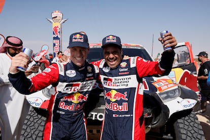 El piloto catarí Nasser Al Attiyah y su copiloto Matthieu Baumel, a su llegada a Yedda como campeones del Rally Dakar.