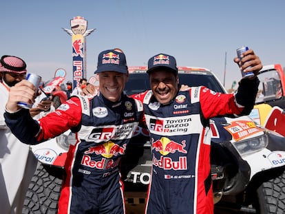 El piloto catarí Nasser Al Attiyah y su copiloto Matthieu Baumel, a su llegada a Yedda como campeones del Rally Dakar.