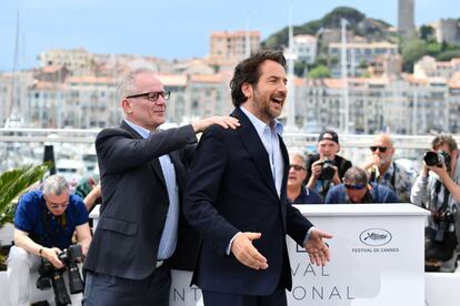 El delegado general del Festival de Cannes, Thierry Fremaux (izquierda), junto al actor francés y maestro de ceremonias Edouard Baer, durante la presentación del jurado a la prensa, el 8 de mayo de 2018.