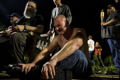 Un hombre llora después de ser golpeado en la cara con spray de pimienta durante un choque entre los manifestantes contra y Neo Nazis, Alt-Right, y los grupos Supremacist Blanco después de que marcharon a través de la Universidad de Virginia.