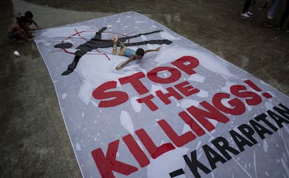 Niños juegan durante una protesta en Manila (Filipinas) contra la represión del presidente Rodrigo Duterte durante los actos por el Día Internacional de los Derechos Humanos.