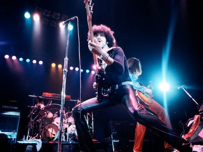 Thin Lizzy actuando en Londres en 1978. En primer término, Phil Lynott tocando el bajo; detrás, Scott Gorham con la guitarra.