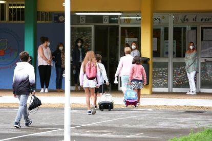 Alumnos a la entrada del colegio Macías Picavea de Santoña (Cantabria) este lunes.