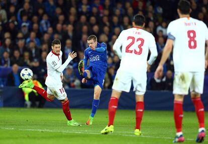 Jamie Vardy de Leicester City (2-i) dispara el balón durante el partido contra el Sevilla FC.