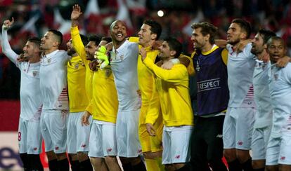 Los jugadores del Sevilla celebran el pase a la final.