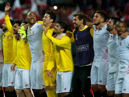 Los jugadores del Sevilla celebran el pase a la final.