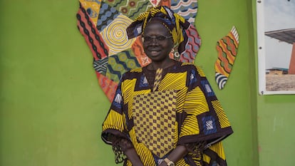 Retrato de Ken Bugul, de 75 años y reconocida en todo el mundo como uno de los referentes de la literatura africana.