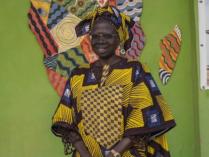 Retrato de Ken Bugul, de 75 años y reconocida en todo el mundo como uno de los referentes de la literatura africana.