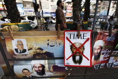 Un puesto de venta de periódicos de Karachi muestra algunas revistas con informaciones sobre la muerte de Bin Laden.