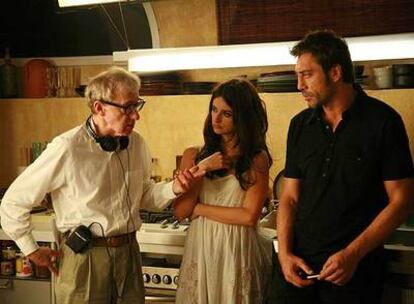 Woody Allen, con Penélope Cruz y Bardem, durante el rodaje del filme.