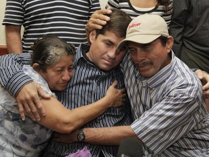 O náufrago salvadorenho, abraçado a seus pais.