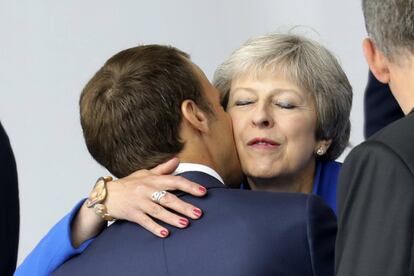 Emmanuel Macron saluda a la Primera Ministra Británica Theresa May, durante la ceremonia de apertura de la cumbre de la OTAN. 