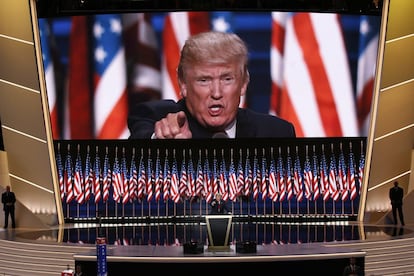 El candidato republicano a la presidencia, Donald Trump (c), ofrece su discurso, durante el día de cierre de la Convención Nacional Republicana 2016, el 21 de julio de 2016.