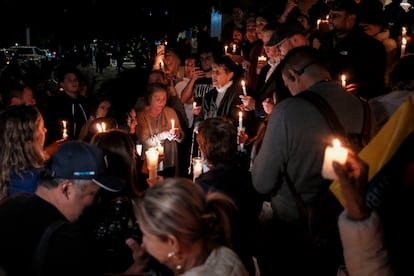 Personas encienden velas afuera de la clínica Fundación Santa Fe, el 8 de junio.