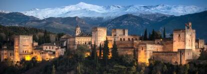 Vista de la Alhambra con Sierra Nevada al fondo.