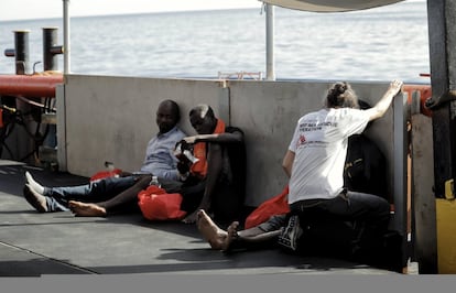 Una médico de MSF atiende en la cubierta del Dignity I a un migrante rescatado.