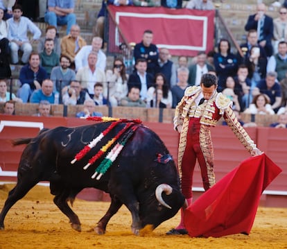 David de Miranda y el toro Tabarro, de Santiago Domecq, en la Feria de Abril.