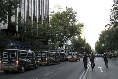 Policías delante de la sede del Partido Popular. Los agentes vallaron la zona a las 21.30 para impedir que se acercasen los manifestantes.