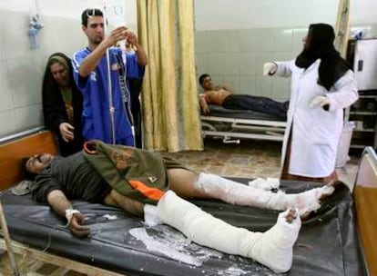 Un herido en un atentado con una bomba de cloro yace el pasado martes en un hospital de Bagdad.
