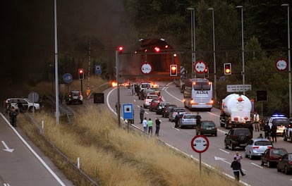 Barricadas instaladas a la entrada de los túneles de El Padrún, en la autopista A-66