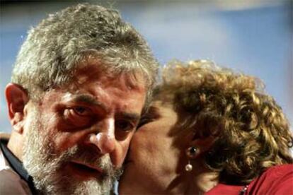Lula, felicitado por su esposa tras un mitin electoral el pasado jueves.