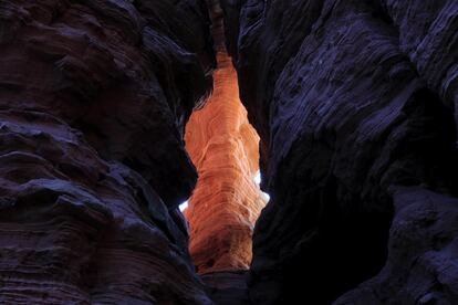 La luz entra a través del monumento natural Altschlossfelsen en Eppenbrunn (Alemania), el 20 de abril de 2017. La formación rocosa es un monumento natural y cultural formado por rocas coloridas que alcanzan hasta los 30 metros de altura, en el bosque Palatinate, frontera entre Alemania y Francia.