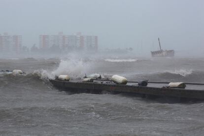 Les onades causades per l'huracà 'Irma' colpegen amb violència un moll a la localitat de Fajardo (Puerto Rico).