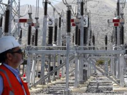 Vista de una sección de transformadores de alta tensión en la subestación eléctrica El Salto en la zona norte de Santiago de Chile. El grupo chileno Enersis, es el brazo inversor de Endesa España en Latinoamérica. EFE/Archivo