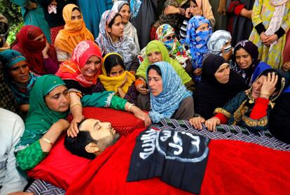 Familiares y allegados lloran junto a los restos mortales del civil Sharjeel Ahmad Sheikh, muerto en un tiroteo entre fuerzas de seguridad indias e insurgentes, en la localidad de Kulgam, a unos 65 metros al sur de Srinagar, la capital estival de la Cachemira india (India).