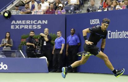 Nadal devuelve la pelota con un 'willy'.