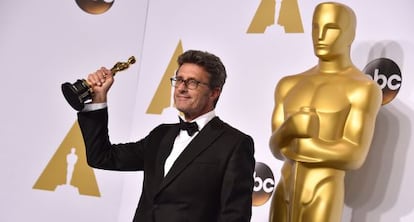 Pawel Pawlikowski con su Oscar a mejor película de habla no inglesa.