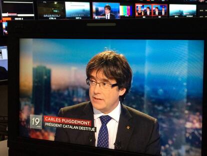 Carles Puigdemont &eacute;s entrevistat a la televisi&oacute; p&uacute;blica belga.
