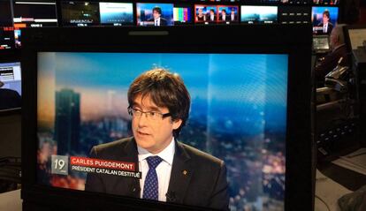 Carles Puigdemont &eacute;s entrevistat a la televisi&oacute; p&uacute;blica belga.