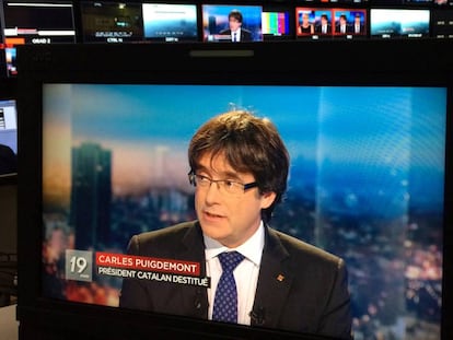 Carles Puigdemont &eacute;s entrevistat a la televisi&oacute; p&uacute;blica belga.