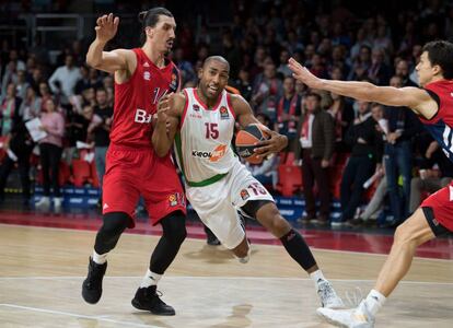 El escolta del Bayern, Nihad Dedovic, defiende al del Baskonia, Jayson Granger.