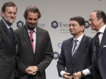 El presidente del Gobierno, Mariano Rajoy, con Sebastián Escarrer, presidente de Exceltur, Taleb Rifai, secretario general de la OMT y Antonio Vázquez, presidente de IAG