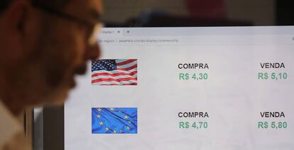 Panel de cambio de divisas en Brasil.