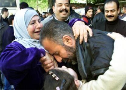 Un preso liberado hoy por Israel como parte de su operación de canje con Hezbolá abraza a su madre en Tulkarem.