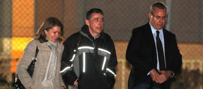 El expresidente de la Comunidad de Madrid Ignacio González (c), a su salida de la madrileña carcel de Soto del Real, el expresidente madrileño ingresó en la prisión de Soto del Real el pasado 21 de abril, el juez del caso Lezo Manuel García Castellón, tomó ayer la decisión de excarcelarle al considerar que ha disminuido el riesgo de que Ignacio González se fugue y vuelva a delinquir. EFE/Kiko Huesca