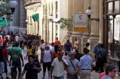 Varias personas caminan por una céntrica calle en La Habana (Cuba). EFE/Archivo