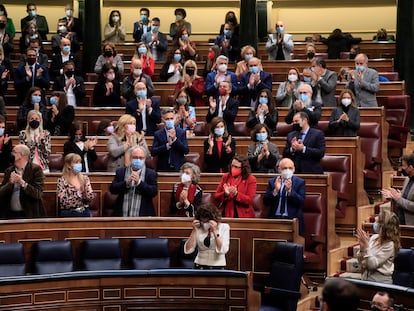 La bancada socialista aplaude durante el pleno del Congreso de los Diputados este jueves.