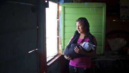 Una joven de 16 años posa con su hijo de unos meses en San Cristóbal de las Casas, Chiapas (México).